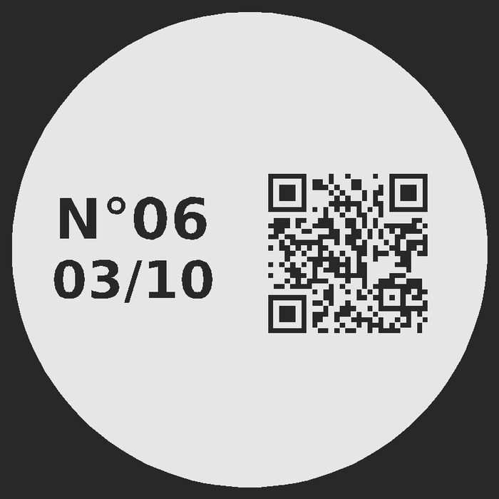 Dessous d'un socle gravé du numéro de collection, du numéro d'exemplaire et d'un QR code